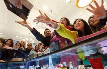 中国大鸡吧玩日本姑娘的黑逼中国人依然爱赴日旅游 消费已由爆买转向网购